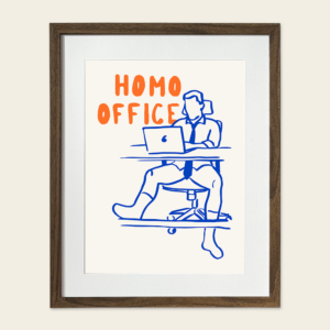 Homo Office – plakat gejowski z półnagim mężczyzną pracującym przy laptopie, oprawiony w ramkę. Oryginalna dekoracja dla miłośników męskiej estetyki.