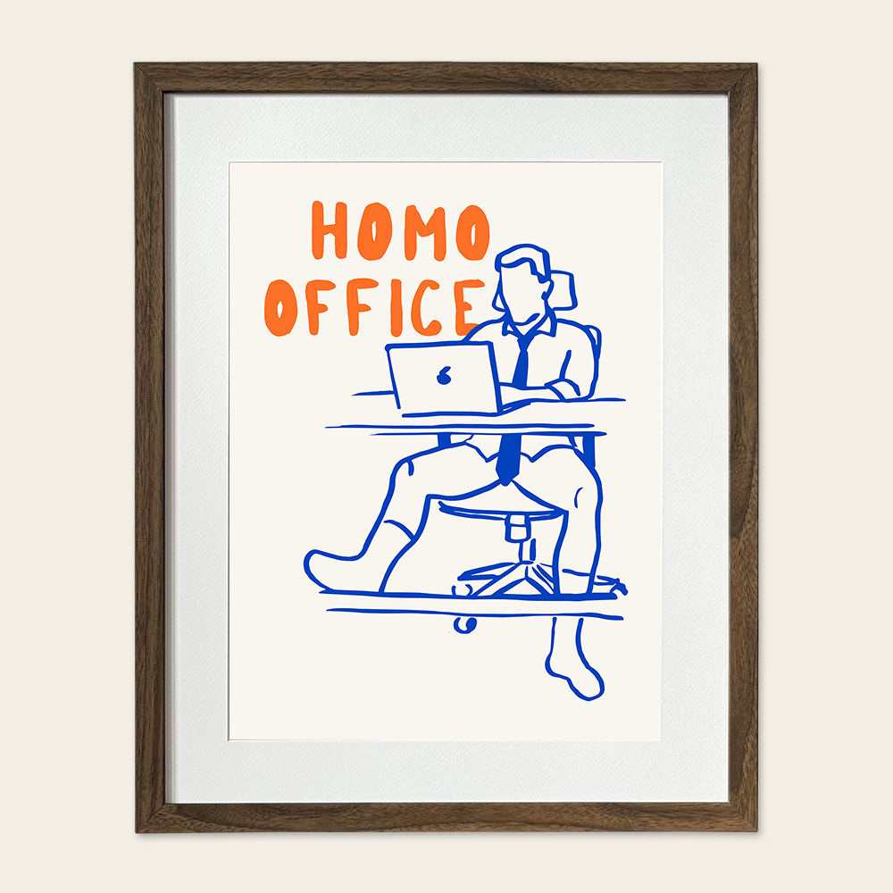 Homo Office – plakat gejowski z półnagim mężczyzną pracującym przy laptopie, oprawiony w ramkę. Oryginalna dekoracja dla miłośników męskiej estetyki.