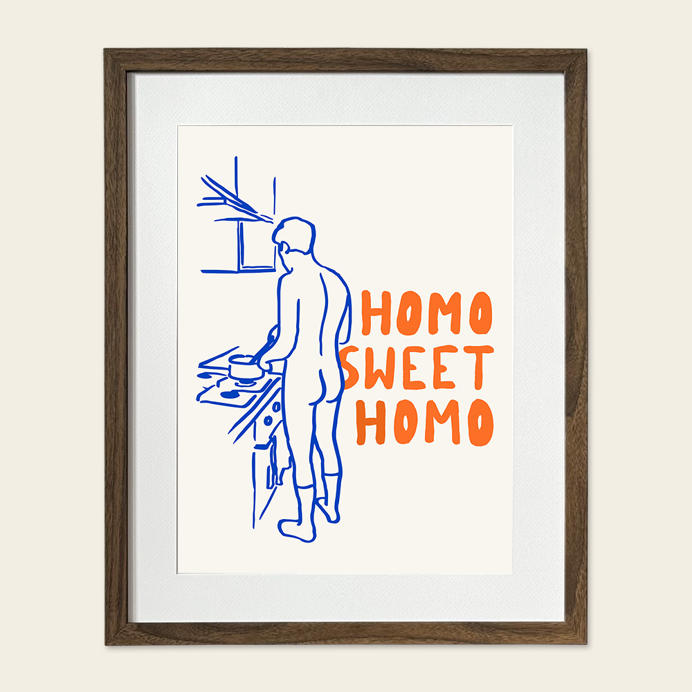 Homo Sweet Homo – plakat gejowski z nagim mężczyzną gotującym w kuchni, oprawiony w ramkę. Oryginalna męska grafika do nowoczesnego wnętrza.
